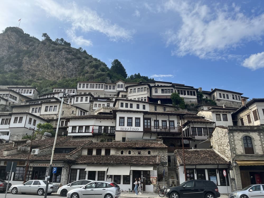 La casas en la ladera de Berat