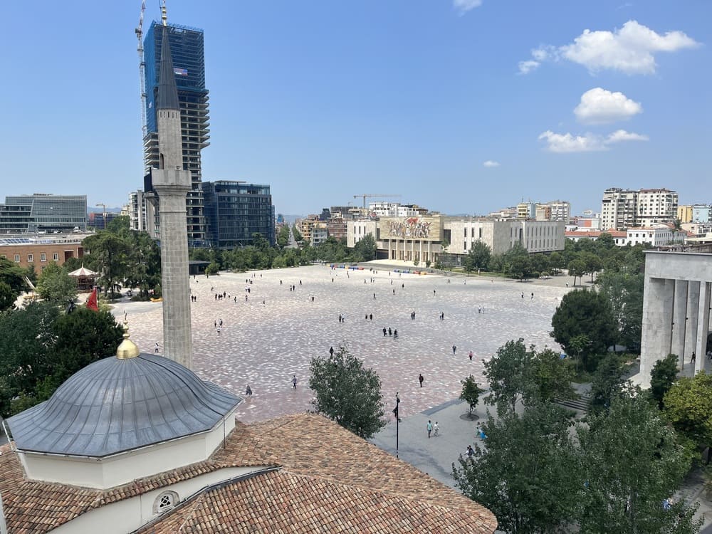 La plaza principal de Tirana