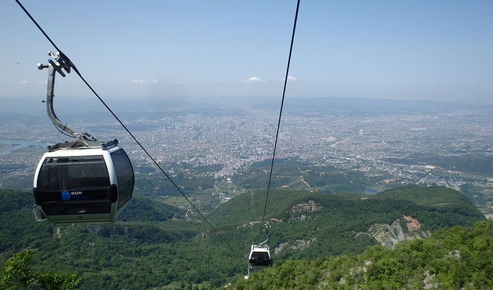 Subir a la montaña de Tirana en teleférico