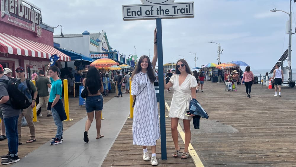 Paseo por el pier de Santa Mónica en Los Ángeles